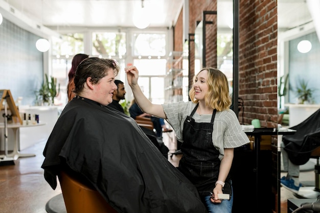 Kapper die het haar trimt voor de klant in een schoonheidssalon