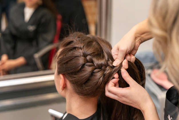 Foto kapper die het haar van een klant in de salon verzorgt