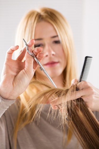 Kapper die het haar van een vrouw knippen.