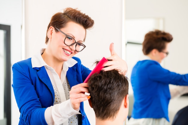 Kapper die mensenhaar in barbershop in orde maakt