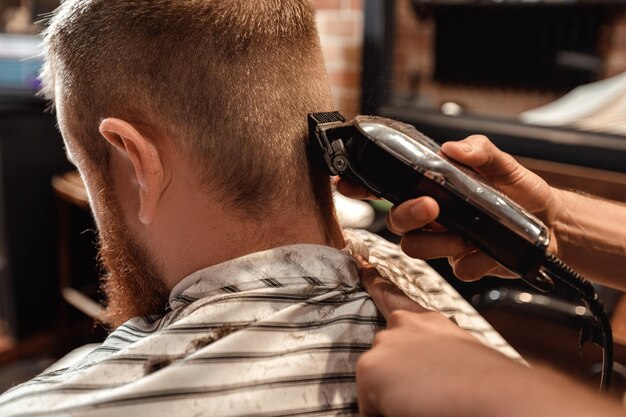 Kapper en bebaarde man in kapperszaak