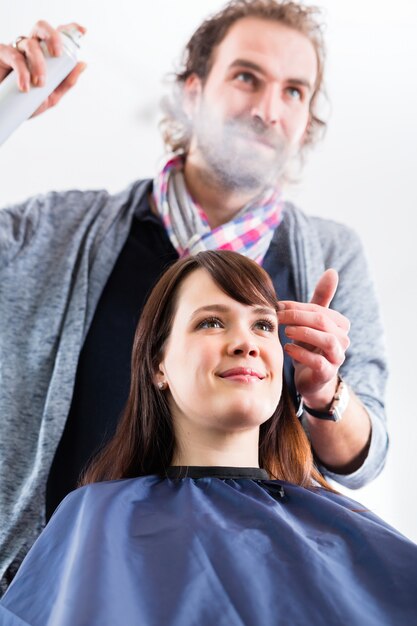 Kapper het stileren vrouwenhaar in winkel