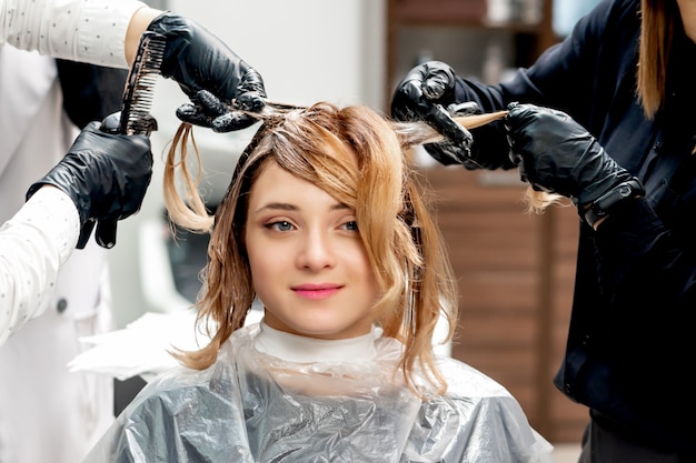 Kapper kleuren haar