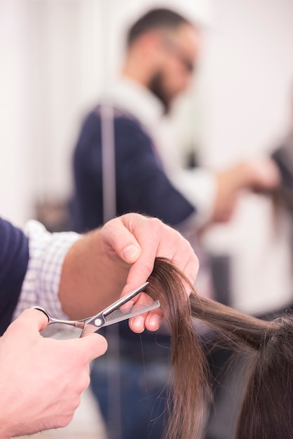 Kapper knippen haar een vrouw in kapsalon.