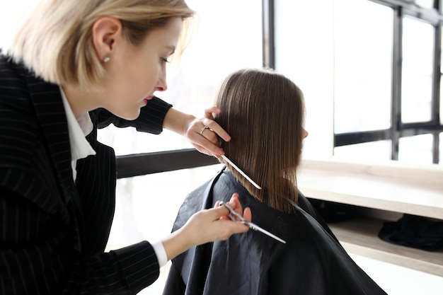 Kapper knippen haar in salon close-up