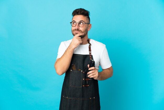 Kapper man in een schort en opzoeken