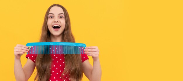 Kapper meisje heeft golvend kapsel houd haarborstel tiener schoonheid kapsel portret van kroeskind Kid