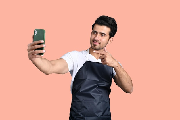 kapper neemt selfie indisch pakistaans model