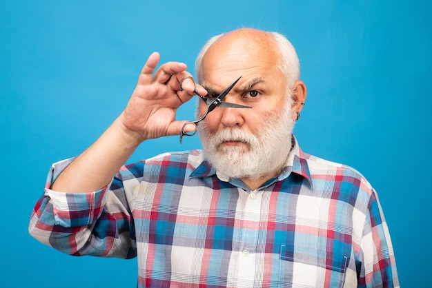 Kapper schaar. Portret van oude kale man bebaarde man met grijze snor baard.