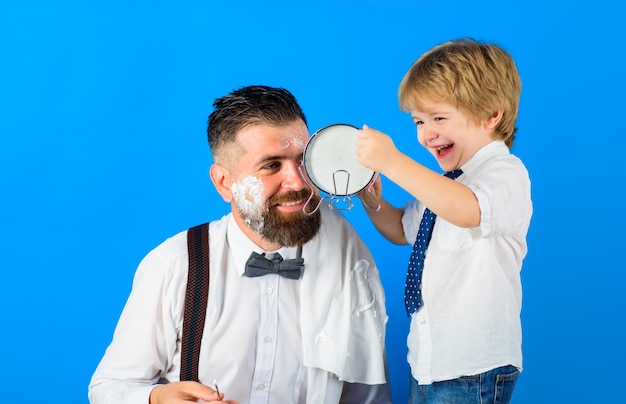 Kapper scheren bebaarde man in kapperszaak baardverzorging kleine kapper kapperszaak concept salon voor mannen