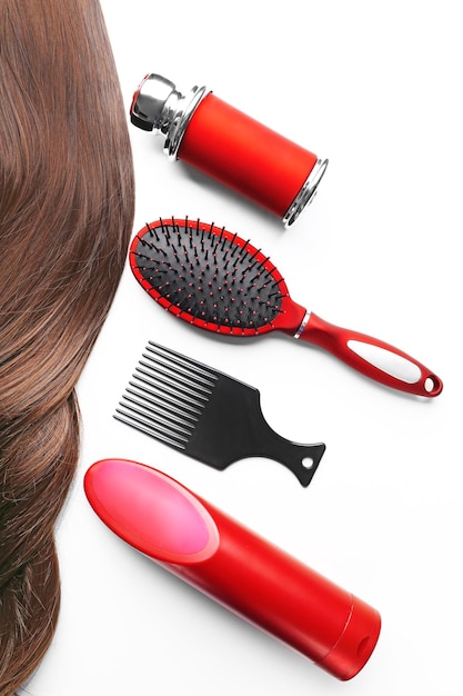 Kapper set met haarlok tools en cosmetica geïsoleerd op wit