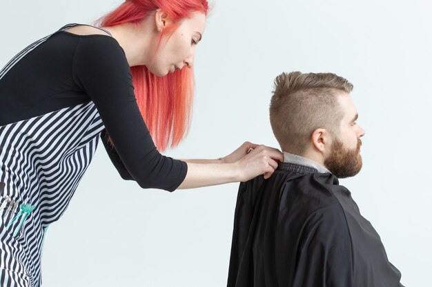 Kapper, stylist en kapper winkelconcept - vrouw Haarstylist snijden een man