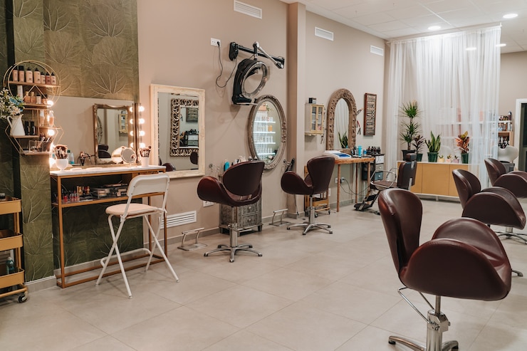 Foto kappers- en make-upsalon waar u de elegante stoelen kunt zien waar klanten worden geplaatst, en kapperselementen
