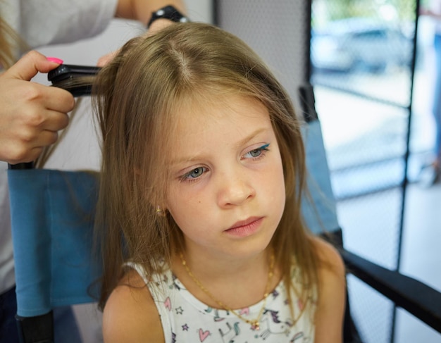 Kappersdiensten Reating kapsel Haarstylingproces Kinderen kapsalon