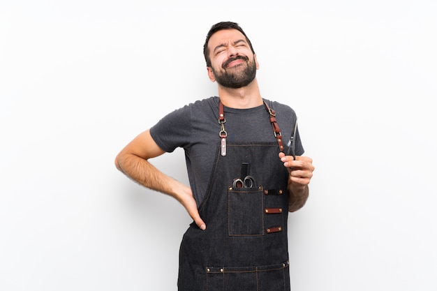 Kappersmens in een schort die aan rugpijn lijden