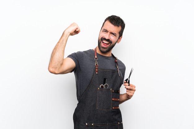 Kappersmens in een schort die een overwinning vieren