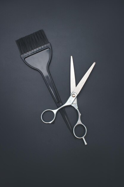 Kappersschaar en kam op zwarte achtergrond Stylish Professional Barber Scissors Tool care scissor sharpening