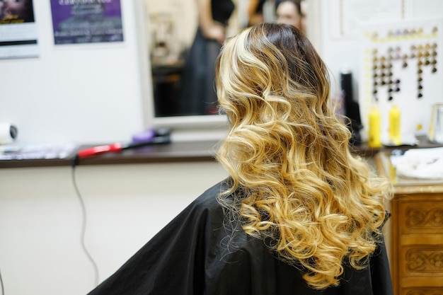 Kapsalon Haarkleuring bezig Mooie jonge vrouw die haren verft Resultaat close-up