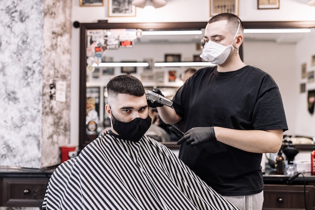 Kapsel in quarantaine. Kapsel in maskers van het virus. Haar en gezondheidszorg. Man kapsel in