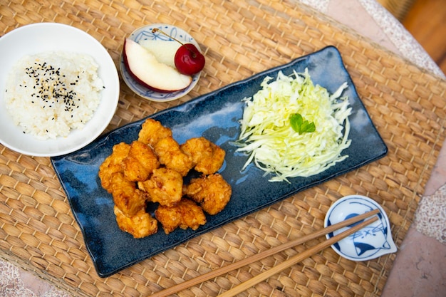 Karaage Kip. Karaage is een Japanse culinaire techniek waarbij verschillende ingrediënten vaak samenkomen