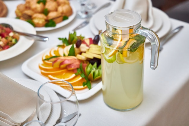 Karaf met heerlijke koele limonade staat op een tafel in een restaurant