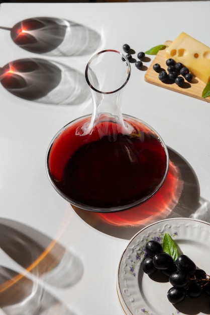 Foto karaf met rode wijn op tafel hoge hoek