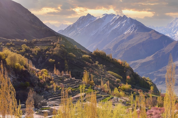 Karakoram-berg, mist in de Hunza-vallei in het herfstseizoen, Karimabad, GilgitÃƒÂƒÃ‚ÂƒÃƒÂ‚Ã‚Â¢ÃƒÂƒÃ‚Â‚ÃƒÂ‚Ã‚Â€ÃƒÂƒÃ‚ÂÃƒÂ‚Ã‚Â"Baltistan regio van Pakistan