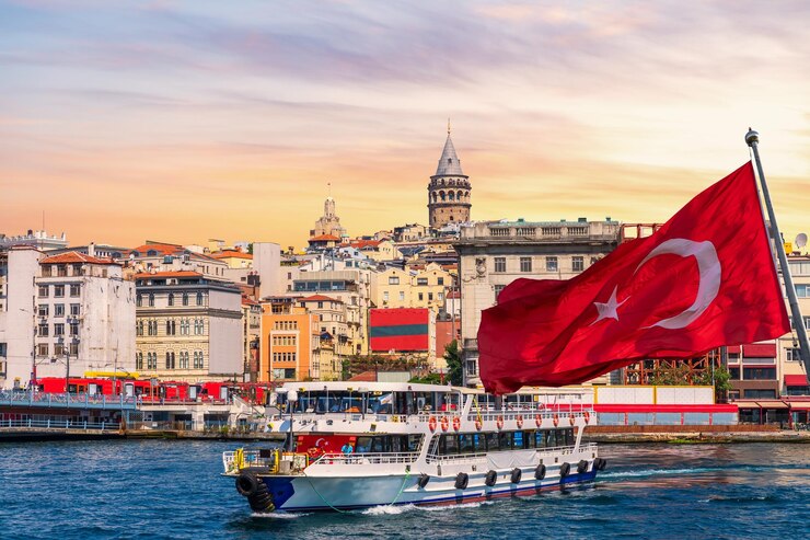 Karakoy pier een veerboot Turkse vlag en de Galata Tower op de achtergrond Istanbul Turkije