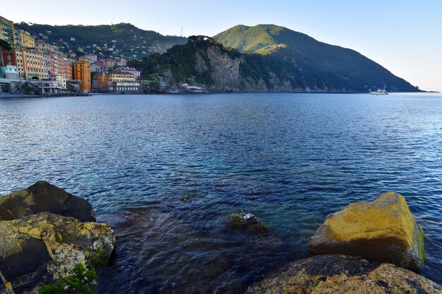 Foto karakteristieke gekleurde huizen in camogli met uitzicht op de zee