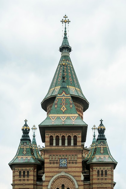 Karakteristieke torens met groene tegels van de Metropolitan Cathedral van Timisoara in Roemenië