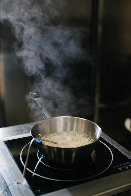 Karamel koken in een steelpannetje op inductiekookplaten