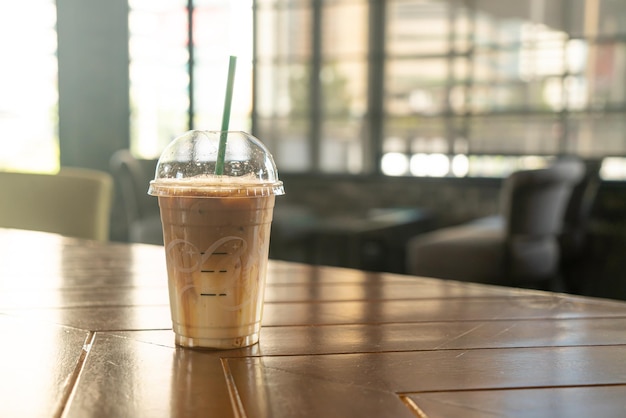 karamel macchiato koffiekopje op tafel in coffeeshop