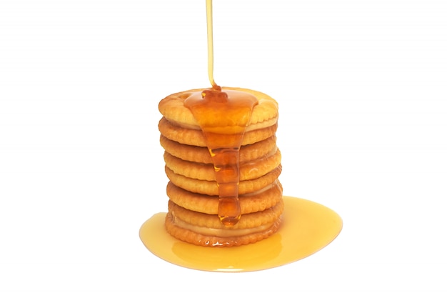 Foto karamelhoningkoekjes met smakelijk voedsel van het honing het zoete dessert op wit worden bedekt dat