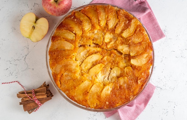 Karamelleerde appeltaart is een heerlijk dessert met de Turkse naam elmali kek