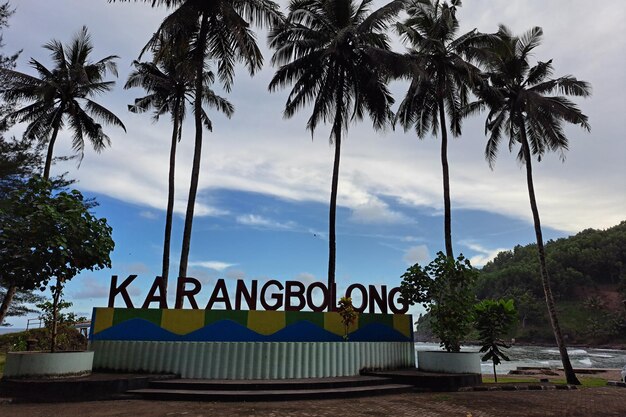 Пляж Каранг Болонг (Pantai Karang Bolong) в Кебумен, Индонезия