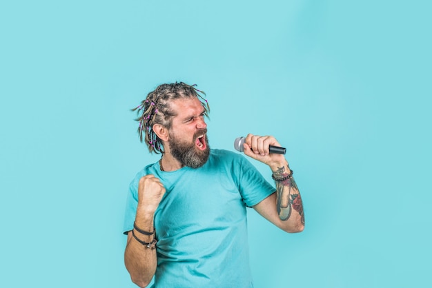 Foto uomo karaoke che canta con il microfono uomo barbuto canta nel microfono il microfono canta una canzone cantando dentro