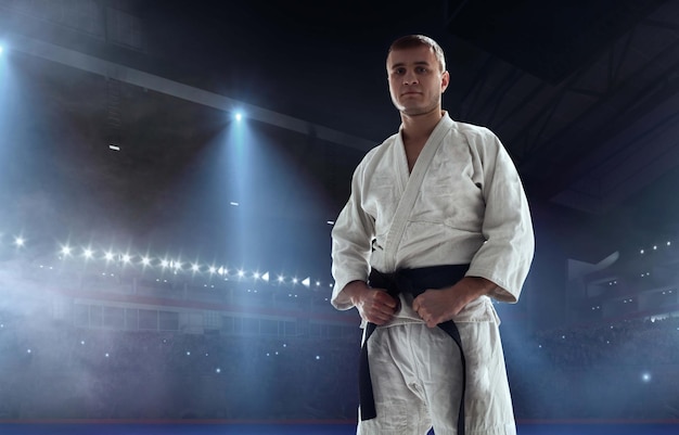 Combattenti di karate su tatami fighting championship