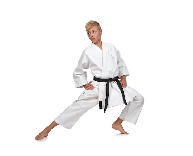 Karate jongen in witte kimono vechten