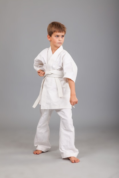 Karate jongen in witte kimono