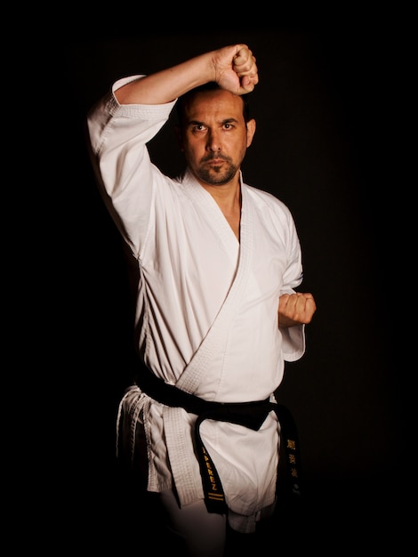 Foto karate man doet hoge verdediging