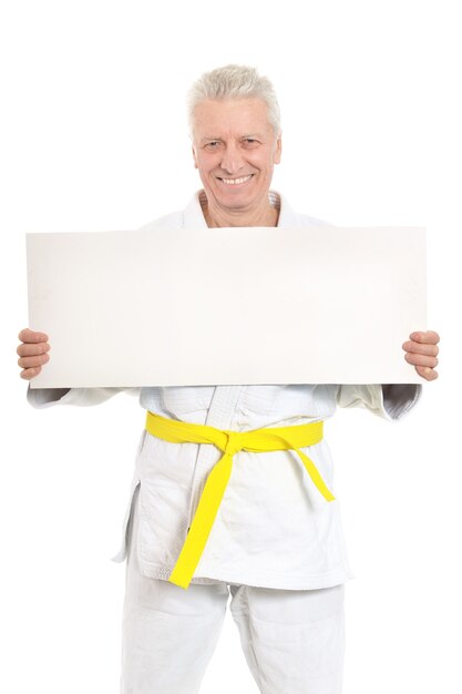 Karate senior man met witte poster op witte achtergrond