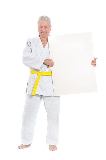 Karate uomo anziano con poster bianco su sfondo bianco