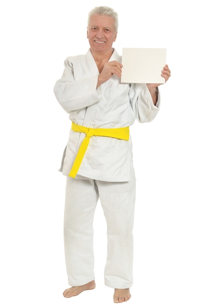 Karate uomo anziano con poster bianco su sfondo bianco