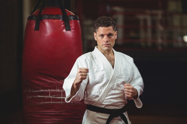 Karate speler oefenen in fitnessclub