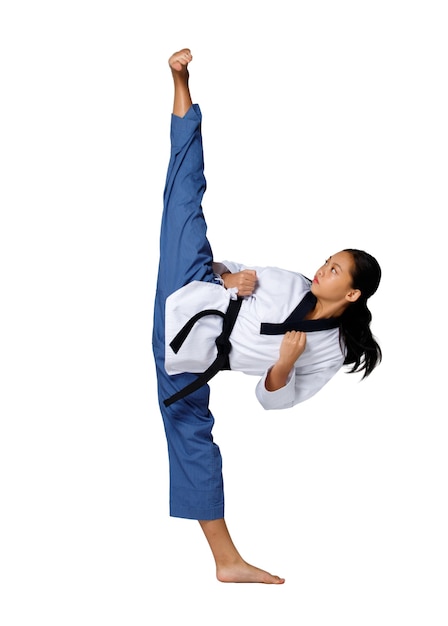 照片空手道踢跆拳道少年女孩练习战斗和高腿黑带水平。亚洲青年运动员女人穿运动传统制服在白色背景全长孤立
