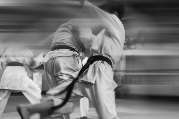 Foto combattimento di allenamento di karate kumite aggiunto effetto sfocato per un maggiore effetto di movimento stile retrò bianco e nero