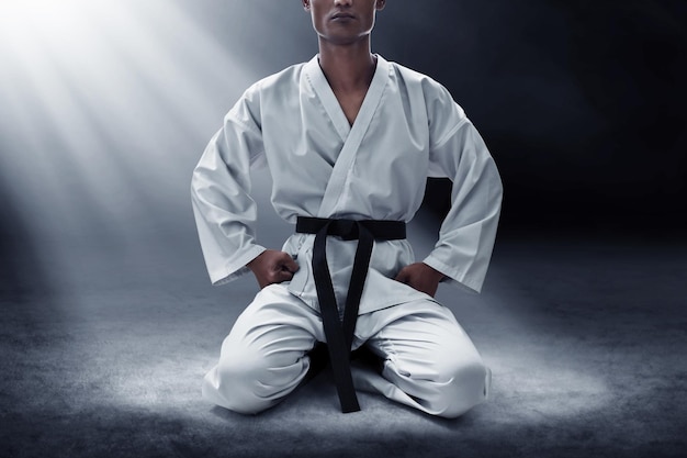 Karate vechter op donkere achtergrond