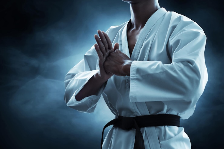 Foto karate vechter op donkere achtergrond