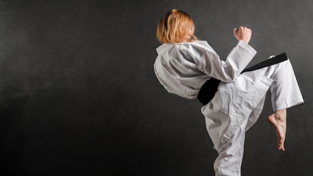 Foto donna di karate pratica vista laterale