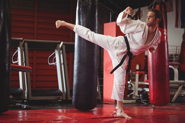 Karatespeler die karatehouding uitvoeren